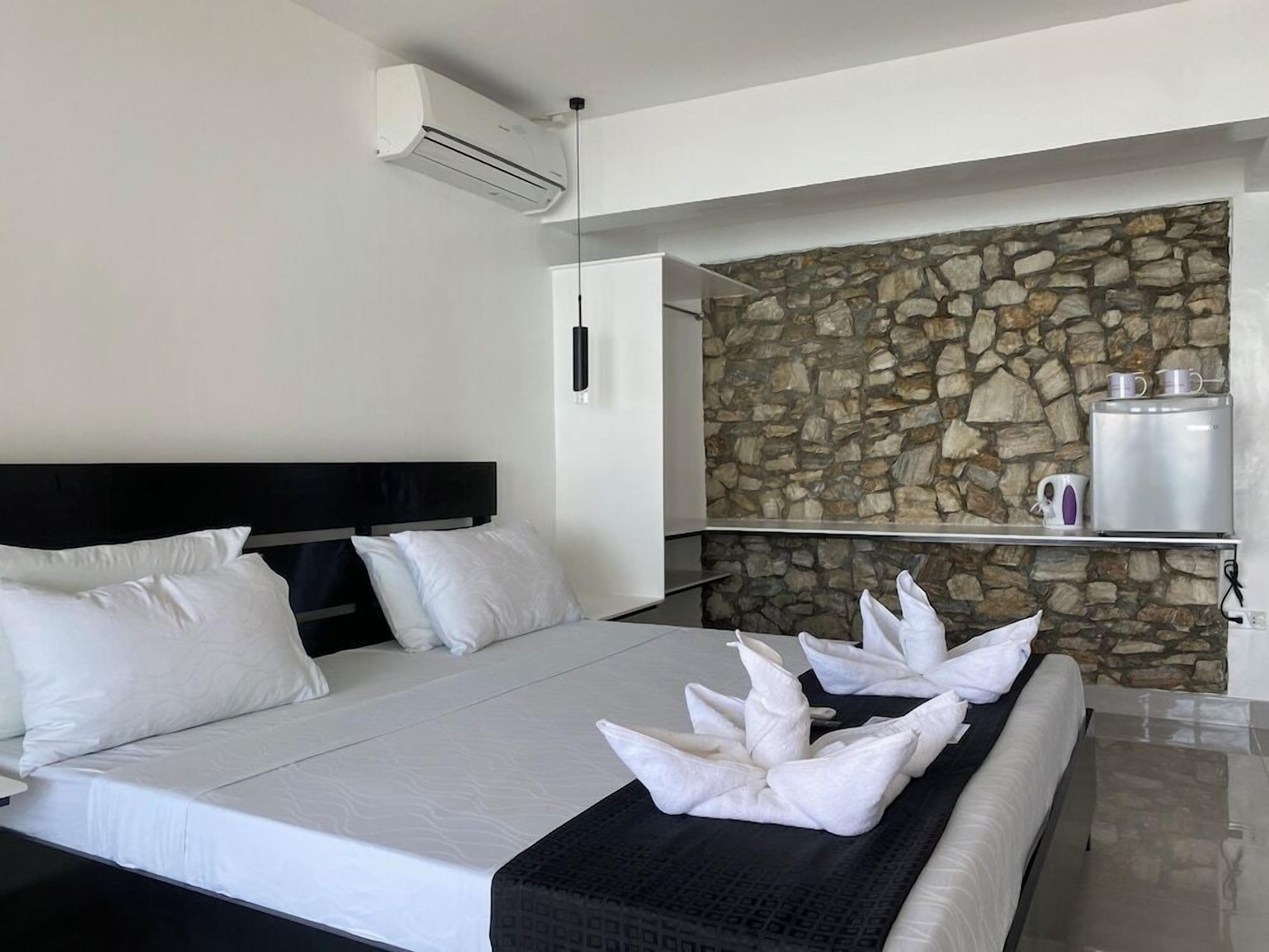 Minibar, caja de seguridad en la habitación y escritorio 