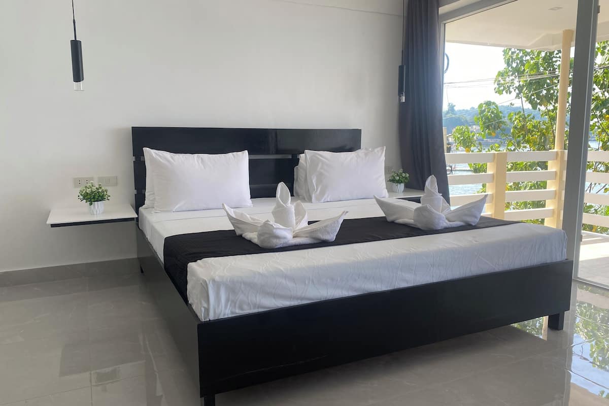 premium room, 1 king bed, ocean view | minibar, in-room safe, desk, blackout curtains