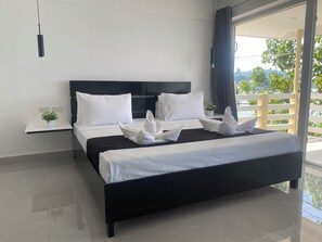 尊荣客房, 1 张特大床, 海洋景观 | 迷你吧、客房内保险箱、办公桌、遮光窗帘