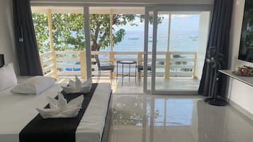 Premium kamer, 1 kingsize bed, uitzicht op zee | Een minibar, een kluis op de kamer, een bureau, verduisterende gordijnen