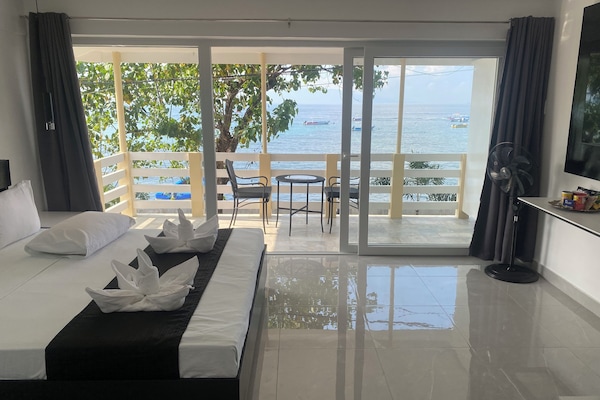 Kamar Premium, 1 Tempat Tidur King, pemandangan samudra | Minibar, brankas, meja kerja, dan tirai kedap cahaya