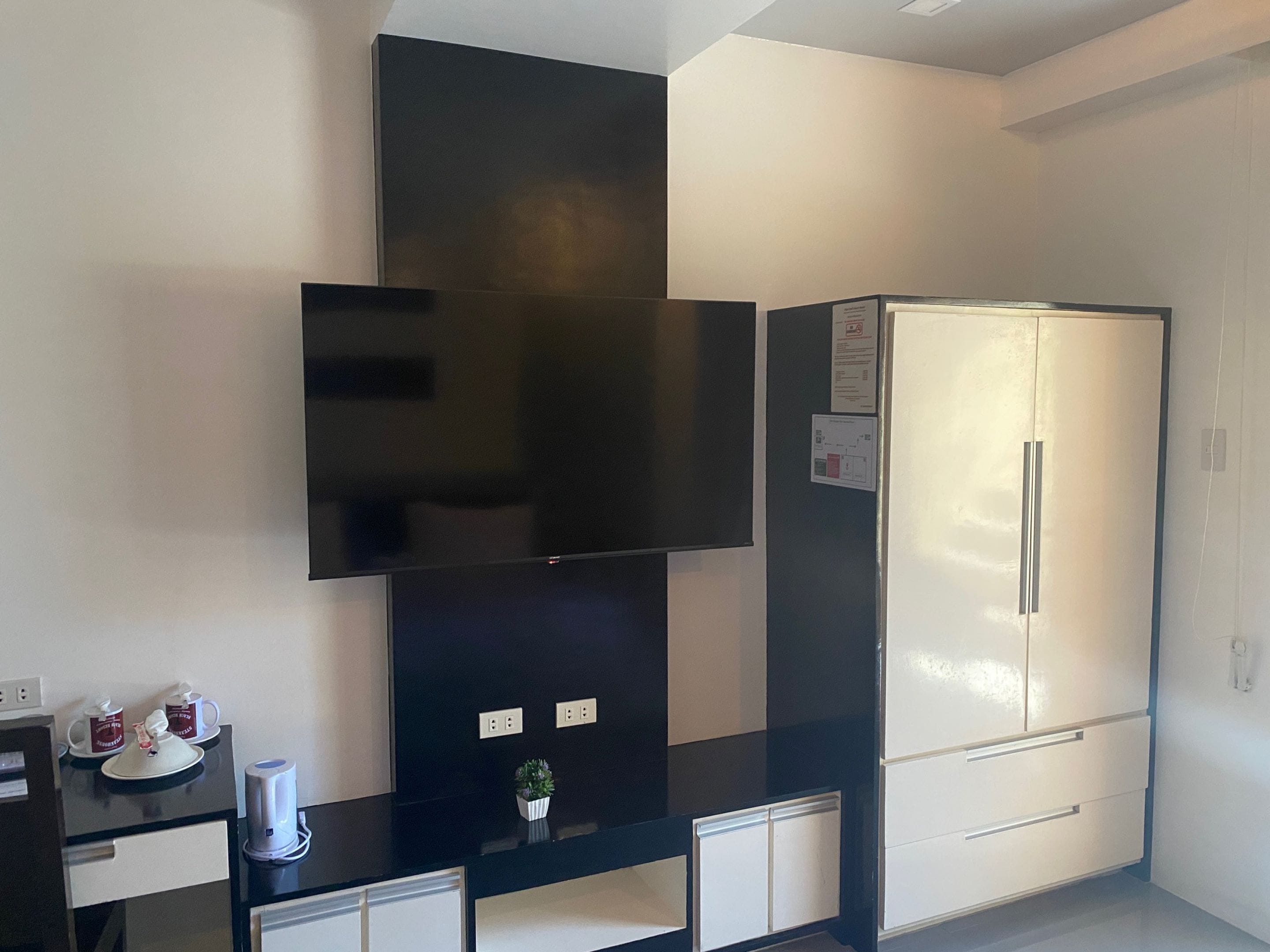 luxury room, 1 king bed, hot tub, sea view | minibar, in-room safe, desk, blackout curtains