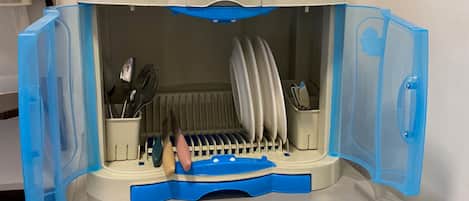 Un lave-vaisselle Panasonic doté d’une porte transparente, permettant de voir les couverts et les assiettes à l’intérieur.