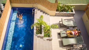 Piscina all'aperto, con ingresso dalle 08:00 alle 23:00, lettini