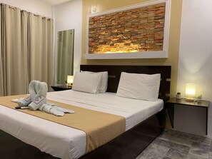 Minibar, in-room safe, desk, laptop workspace - Papa Fred's Beach Resort (Puerto Galera)