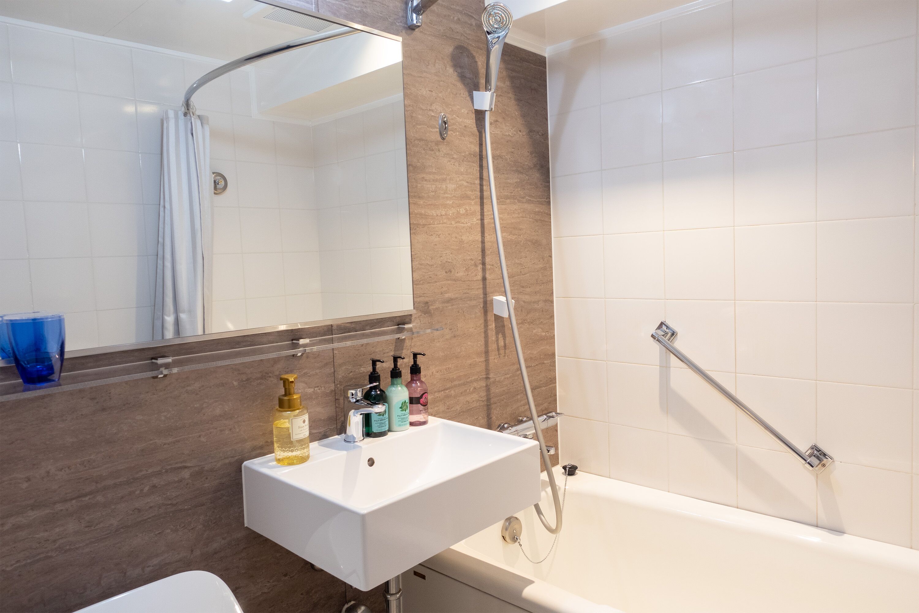 premier double room (18m²), non smoking | bathroom | combined shower/bathtub, free toiletries, hair dryer, slippers