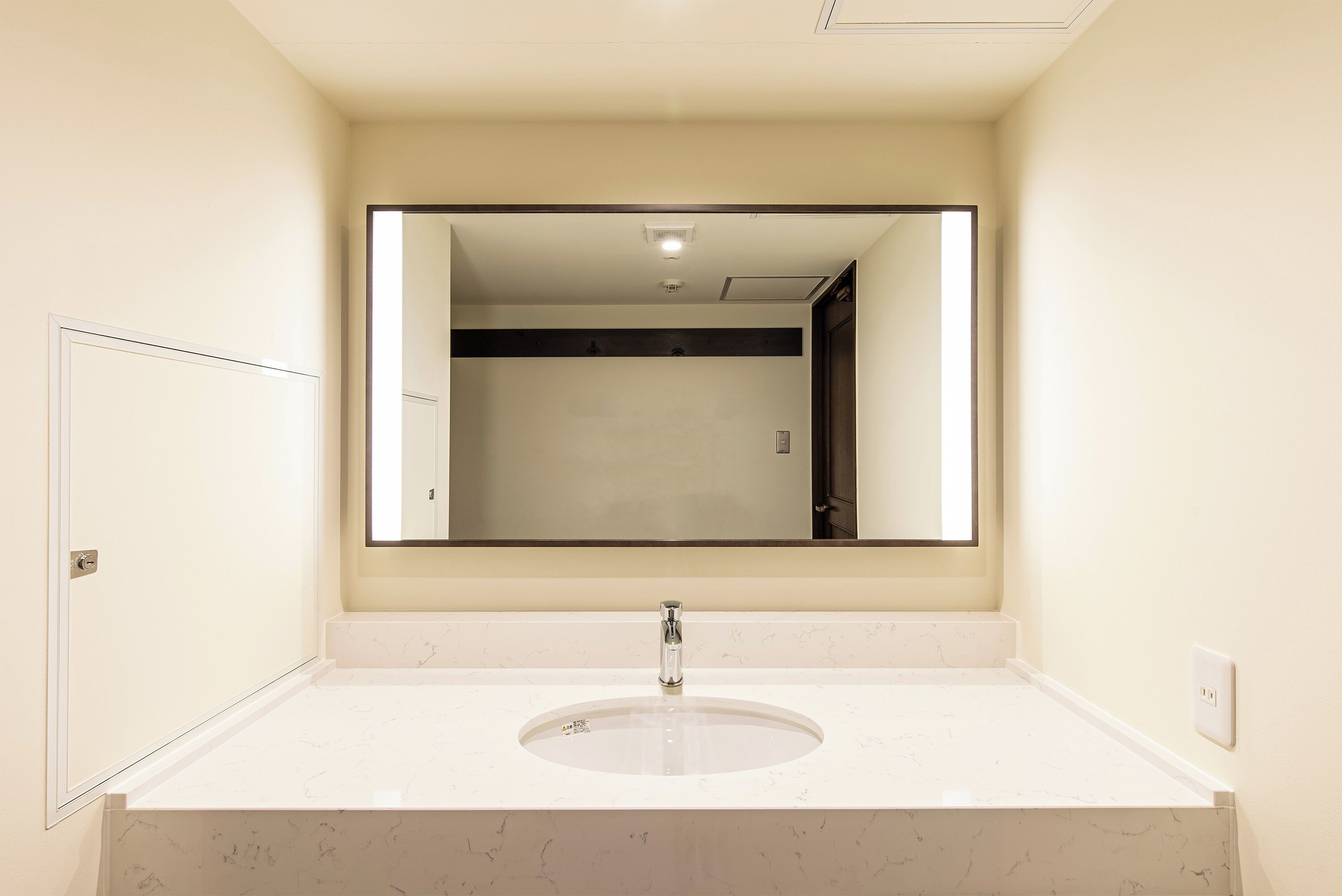 combined shower/bathtub, free toiletries, hair dryer, slippers