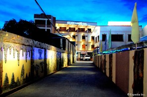 Fassade der Unterkunft – Abend/Nacht
