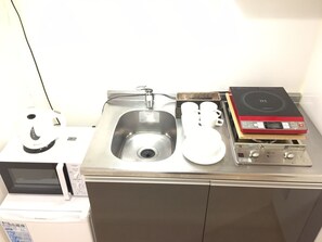 Fridge, microwave, stovetop, cookware/dishes/utensils - Prendre Namba (Osaka)