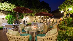 Phục vụ bữa sáng, bữa trưa và bữa tối 