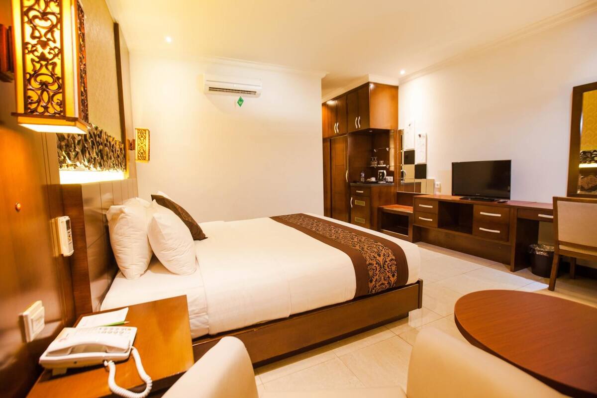 Deluxe Room | Desk, blackout drapes, cribs (free), rollaway beds (surcharge)