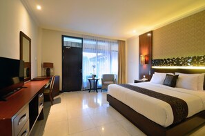 Desk, blackout curtains, free cots/infant beds, rollaway beds - Ari Putri Hotel (Denpasar)
