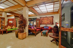 Lobby-lounge