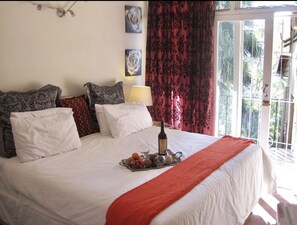 Luxury Twin Room, 1 King Bed, Valley View | Desk, iron/ironing board, free WiFi - Pinetown Lala Land (Kloof)