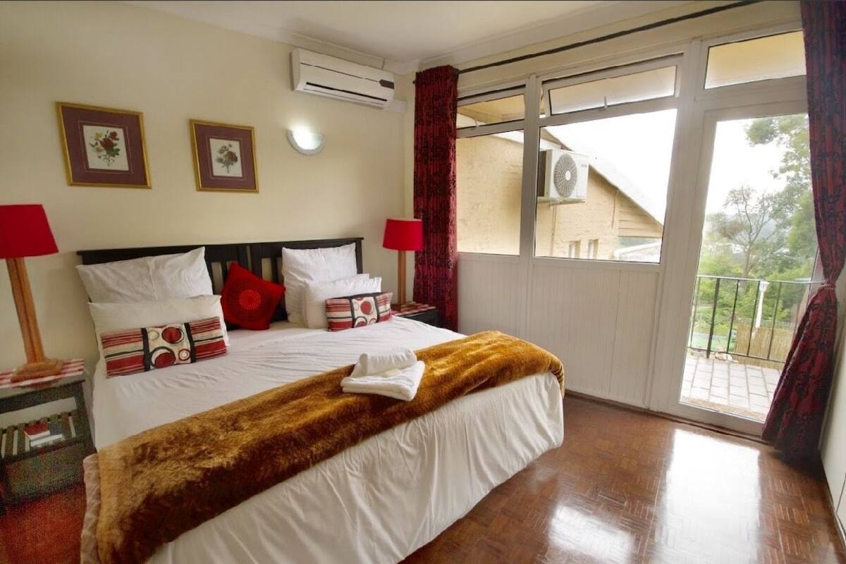 Luxury Twin Room, 1 King Bed, Valley View | Desk, iron/ironing board, free WiFi