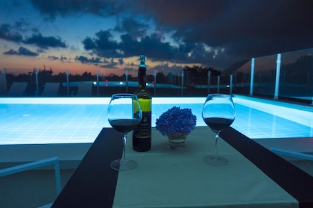 Piscina externa sazonal, barracas de cortesia, espreguiƧadeiras