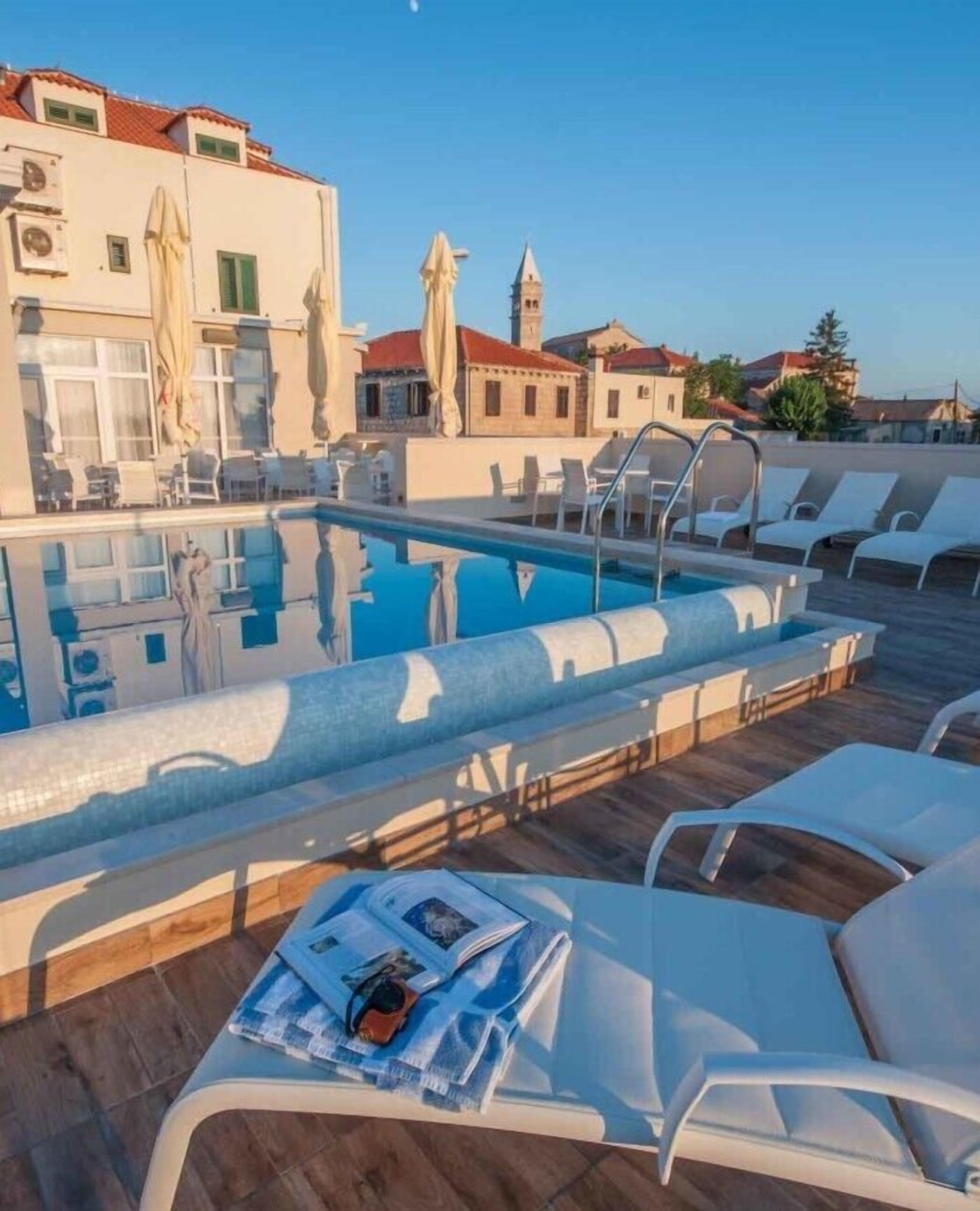 Seasonal outdoor pool, free cabanas, sun loungers