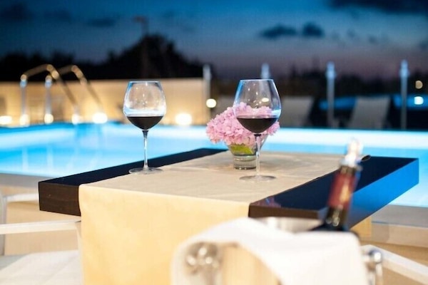 Seasonal outdoor pool, free cabanas, sun loungers