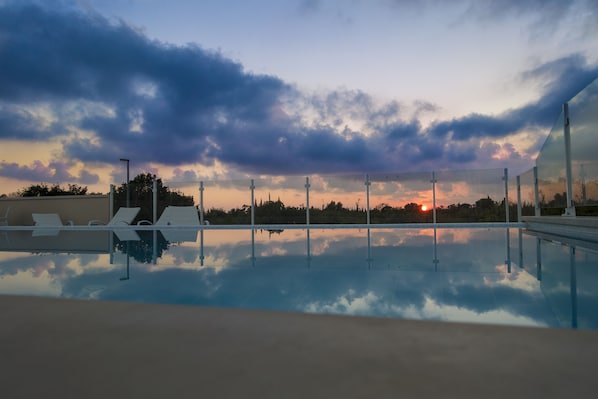 Seasonal outdoor pool, free cabanas, sun loungers
