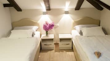 Quarto duplo standard | Roupas de cama premium, camas Select Comfort, frigobar