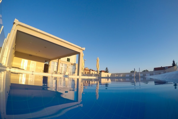 季节性开放的室外游泳池,免费小屋,日光浴躺椅