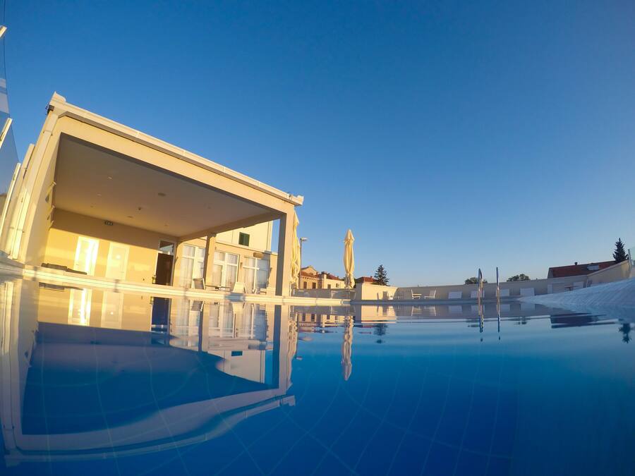 Seasonal outdoor pool, free cabanas, sun loungers