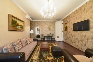 Suite Premier, 1 kamar tidur | Area keluarga | TV LED