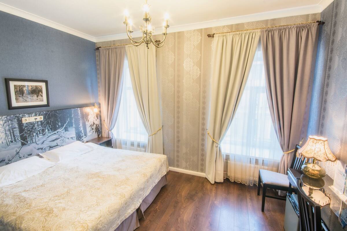 Kamar Double atau Twin Standar | Brankas, meja kerja, kedap suara, dan setrika/meja setrika