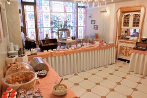 Sarapan prasmanan setiap hari (RUB 600 per orang)