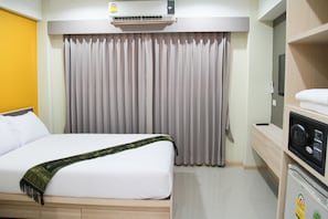 Minibar, in-room safe, desk, blackout curtains - La Porte Bangkok Hotel (Bangkok)