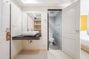 Superior Double Room | Bathroom | Shower, free toiletries, hair dryer, towels - La Porte Bangkok Hotel (Bangkok)