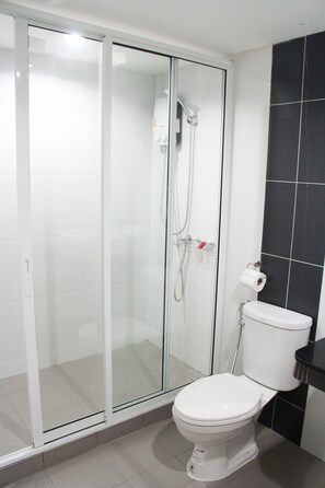 Shower, free toiletries, hair dryer, towels - La Porte Bangkok Hotel (Bangkok)