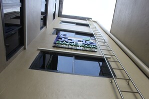 Ein Gebäude mit einem Schild, das „Dorte Bangkok“ zeigt, und einer Metallleiter an der Außenwand.