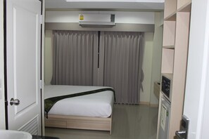 Minibar, caja de seguridad en la habitación y escritorio 