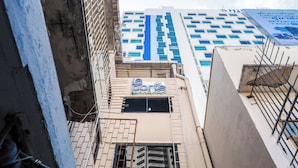 Un edificio de varios pisos con un letrero visible que dice 'Banco' en la planta baja.