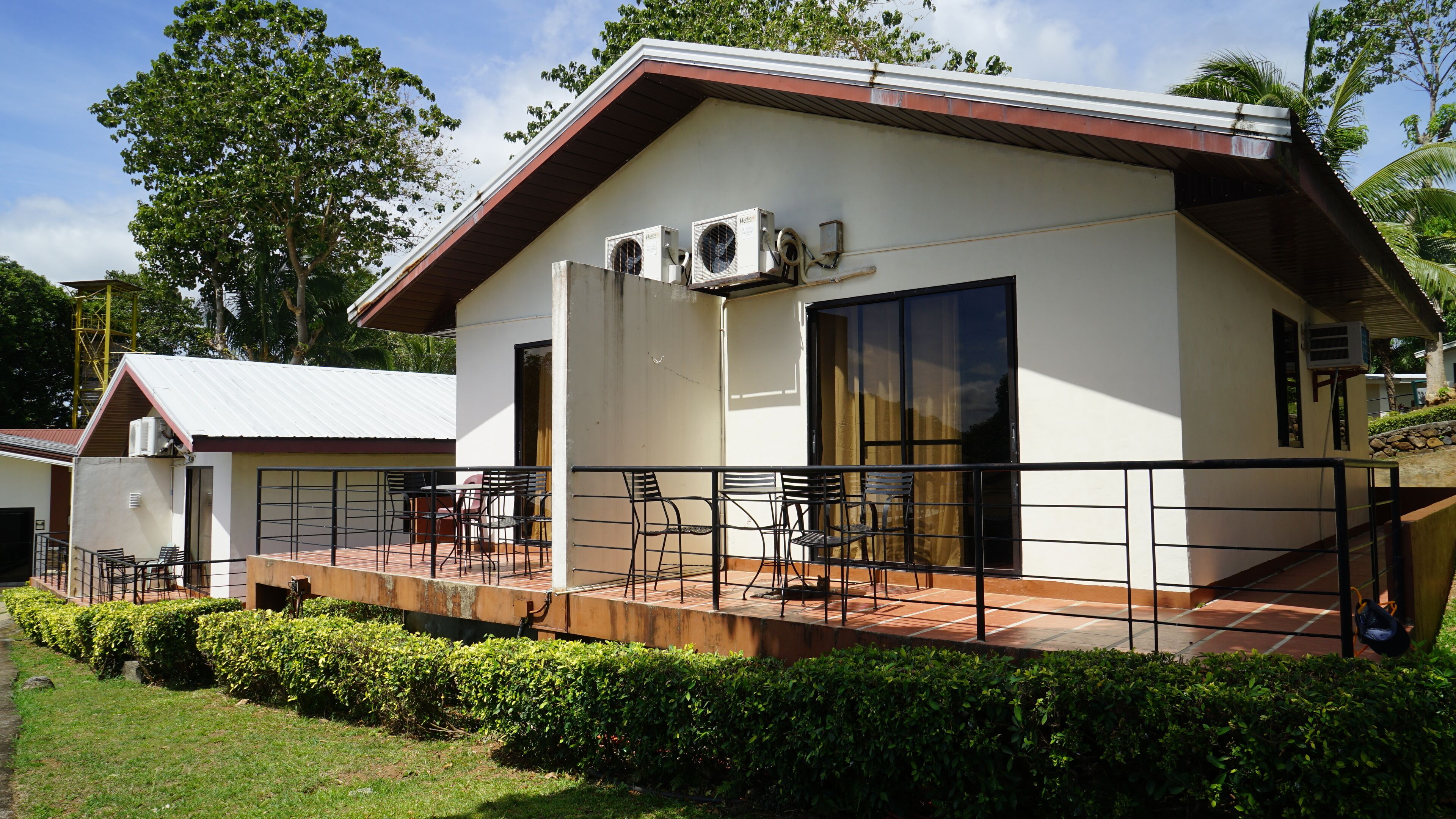 Carneros Inn Quad | Desk, bed sheets