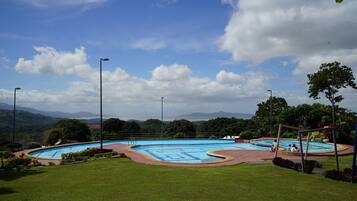 2 outdoor pools