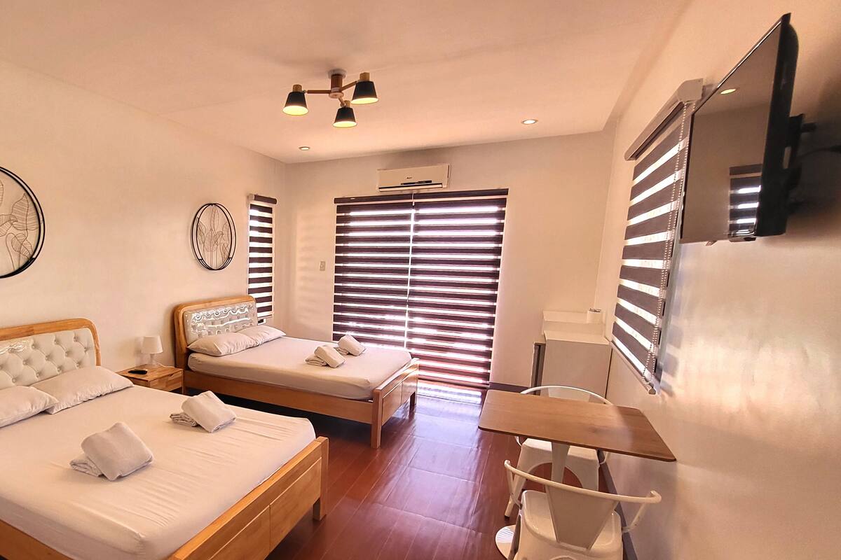 ห้องพักสำหรับสี่ท่าน (Inn Quad) | โต๊ะทำงาน, ผ้าปูที่นอน