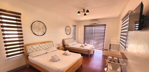 Fyrbäddsrum (Inn Quad) | Skrivbord och sängkläder