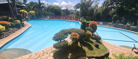 2 outdoor pools