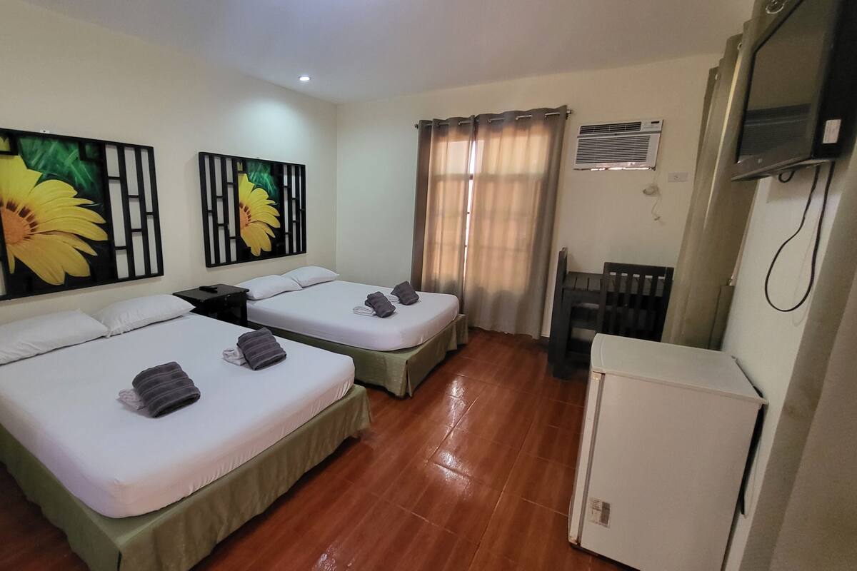 ห้องพักสำหรับสี่ท่าน (Private) | โต๊ะทำงาน, ผ้าปูที่นอน