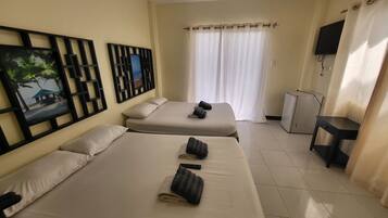 Habitación cuádruple, junto a la alberca | Escritorio y ropa de cama