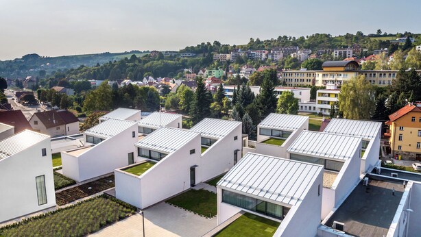 A modern residential area with contemporary houses featuring flat roofs and large windows. - Apartmány Eden (Luhacovice)