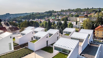 Una zona residencial moderna con viviendas contemporáneas, techos planos y grandes ventanales.