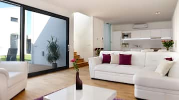 Premier Duplex, 1 Bedroom, Bathtub | 1 bedroom, premium bedding, desk, blackout curtains