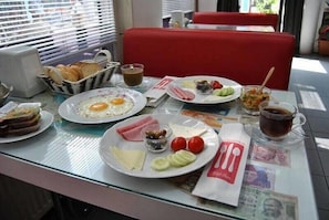 Desayuno inglés diario (TRY 20 por persona)