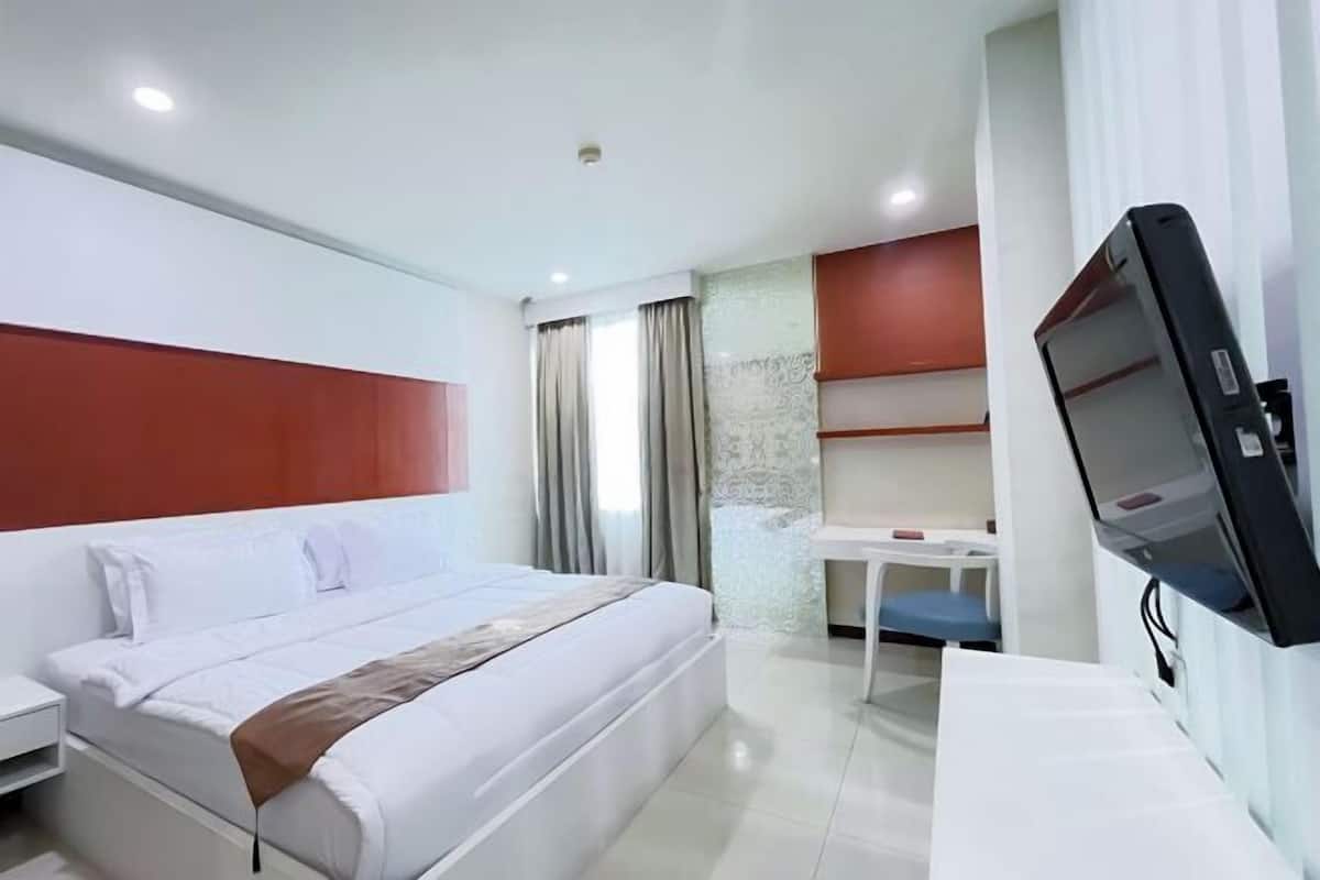 In-room safe, desk, free WiFi