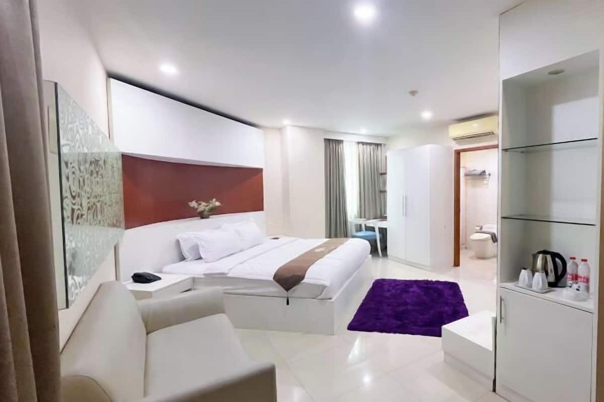 In-room safe, desk, free WiFi