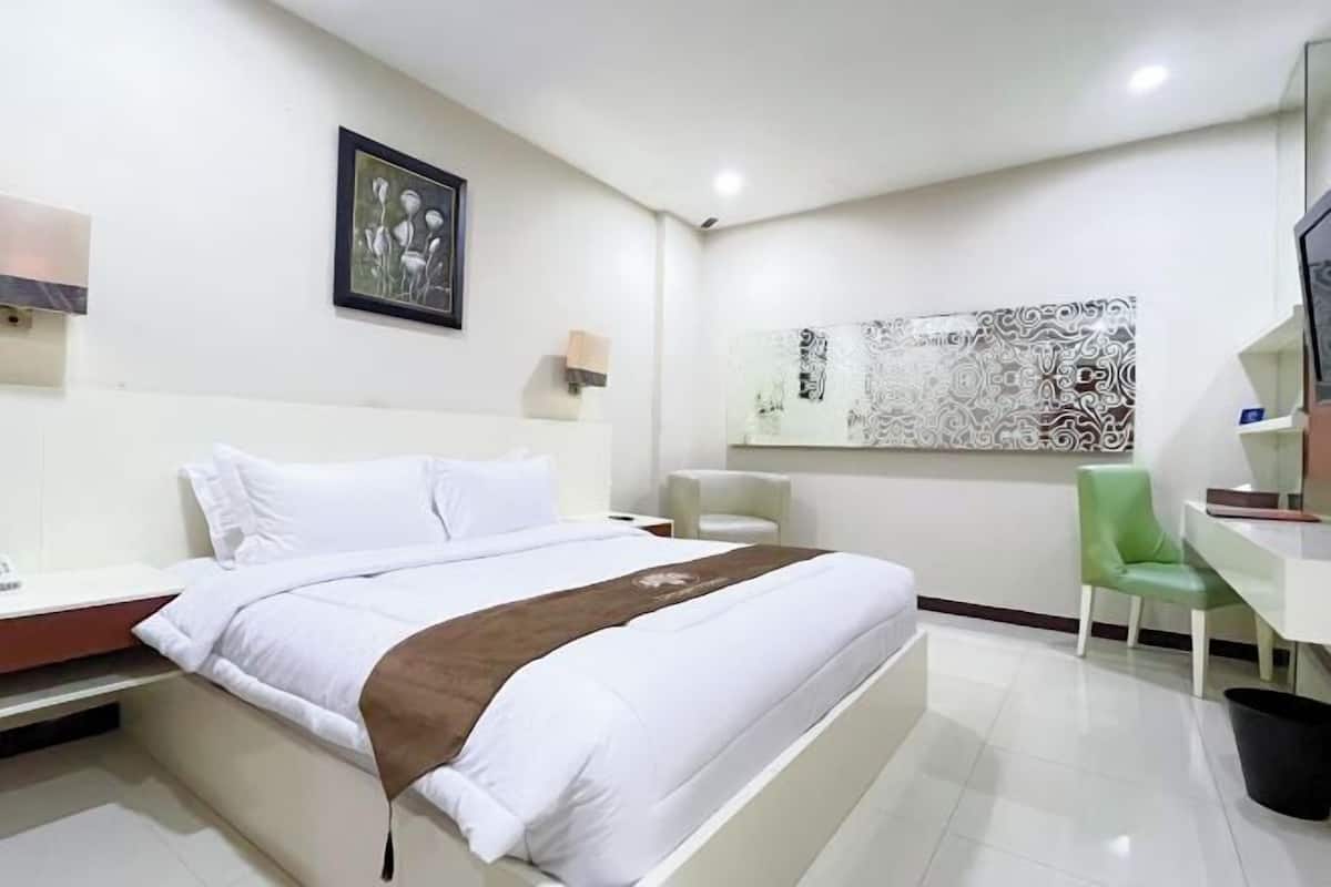 In-room safe, desk, free WiFi