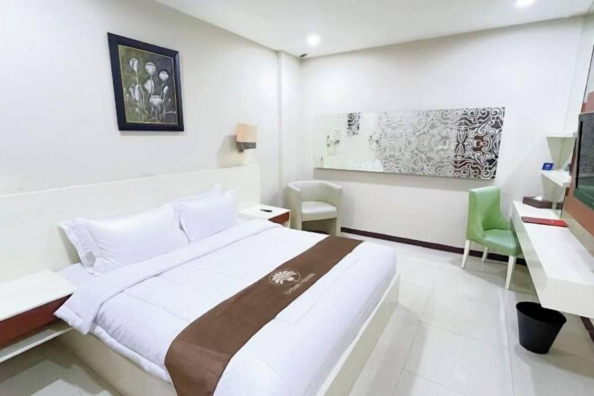 In-room safe, desk, free WiFi